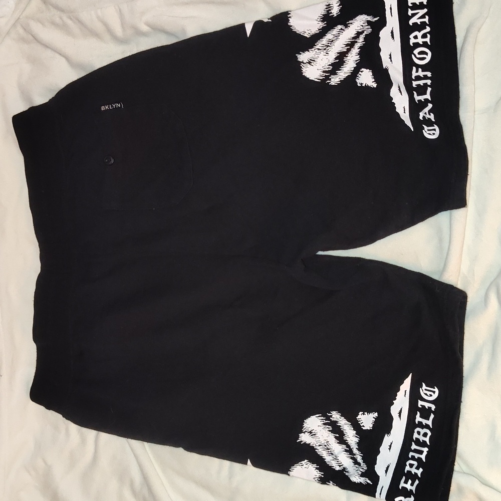 Shorts - Picture 3 of 3